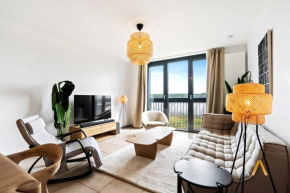 Modern Apt with Balcony Fast WiFi & Free Parking